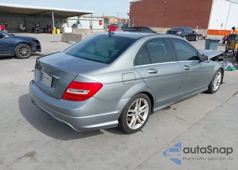 2012 Mercedes-Benz C 250 Sport z USA, uszkodzony, nr VIN WDDGF4HB2CR223348